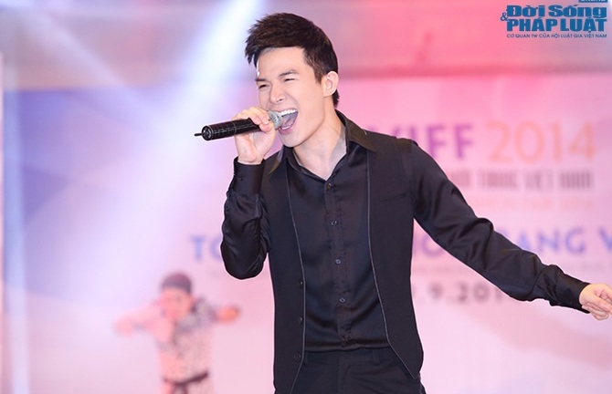  Nathan Lee quyết không diễn catwalk khi bị yêu cầu